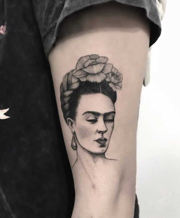 Tatuagens realistas de Frida Kahlo no braço, em preto e branco