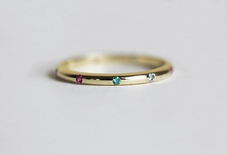 anel minimalista com três pedras