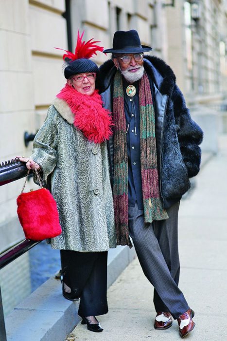Homens idosos elegantes que mostram que a idade é um número 