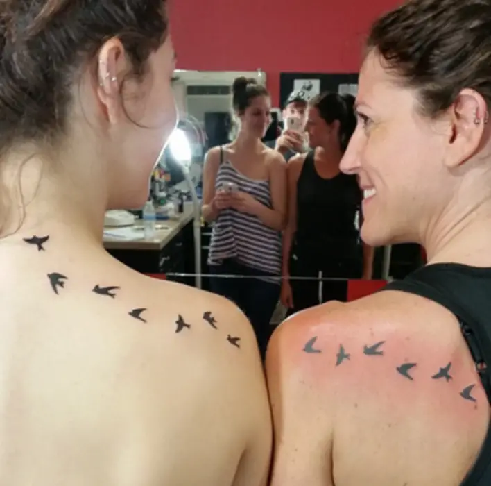 mãe e filha tatuagens de pássaros