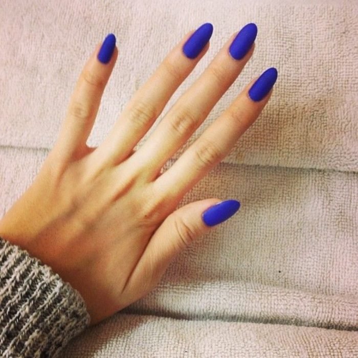 manicure azul elétrico mãos confiança personalidade 