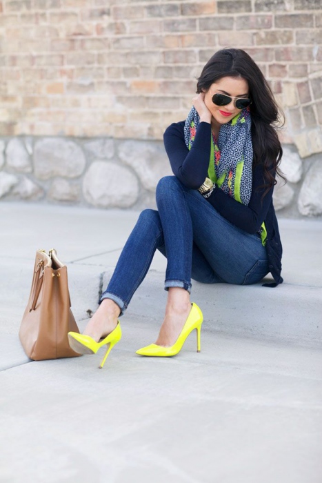Rapariga com sapatos amarelos e roupa de ganga 