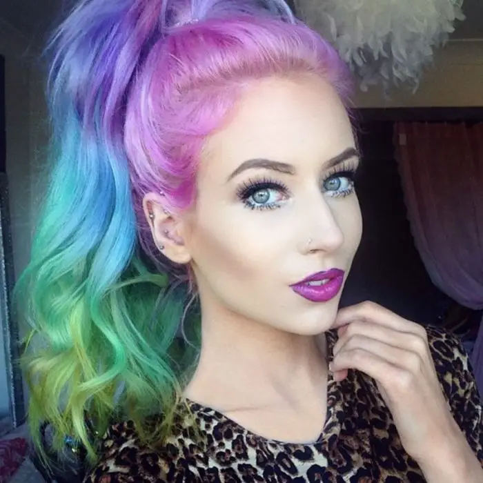 Garota com cabelos coloridos que fazem parte de uma nova tendência de cores