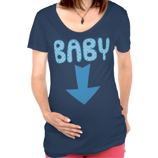 camisa azul com seta que diz bebê 