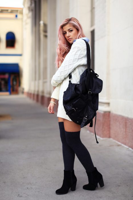 Garota usando uma mochila para complementar a roupa