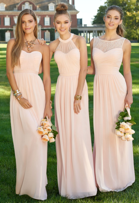 Meninas vestidas de damas de honra em cor de melão