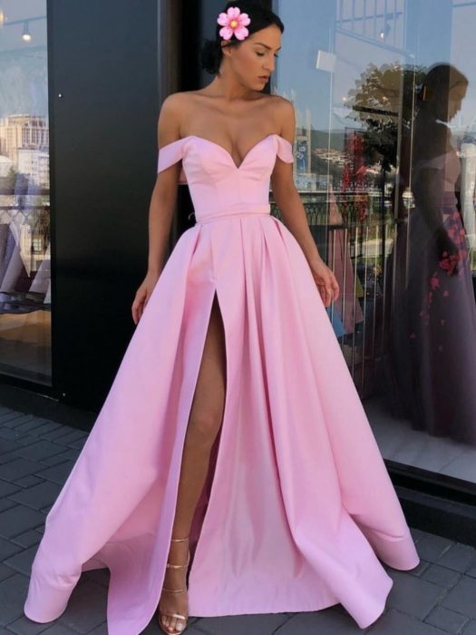 Menina modelando um vestido de baile com corte de princesa rosa 