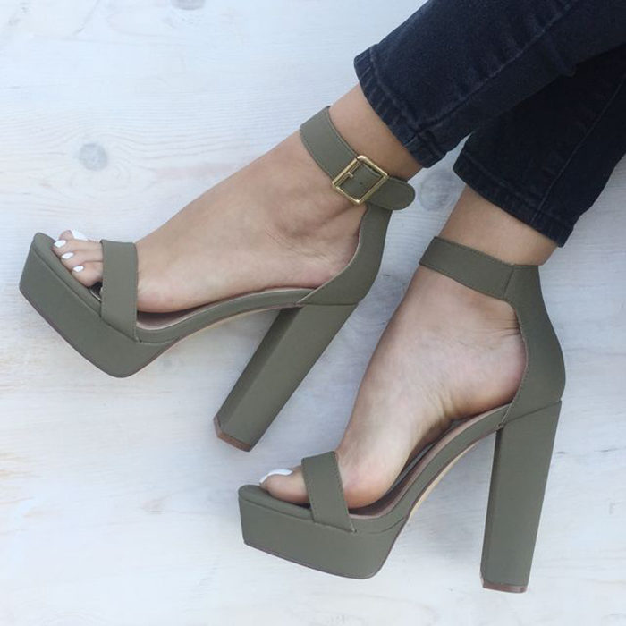 sapatos de salto verdes