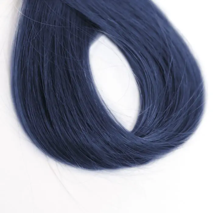 uma mecha de cabelo pintado de preto azulado