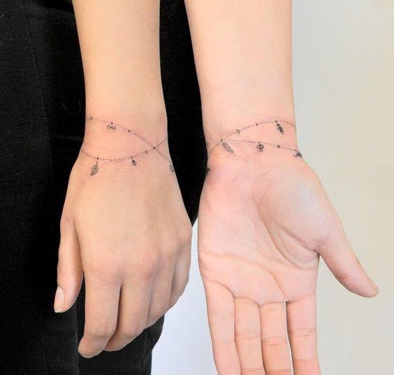 pulseira com pingentes de tatuagem