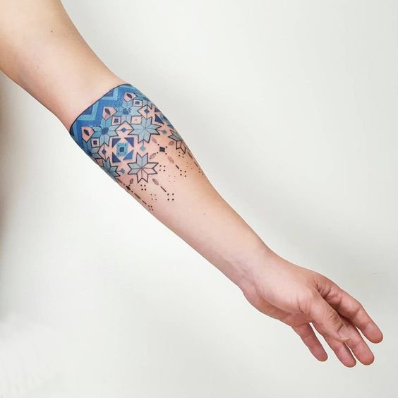 Tatuagem de braçadeira azul detalhada