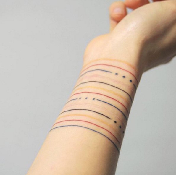 tatuagem de linhas coloridas