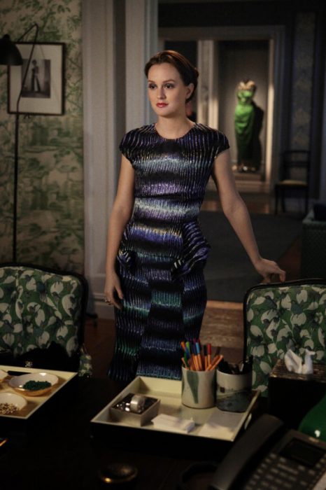 Blair Waldorf com um vestido azul elétrico com tons de roxo