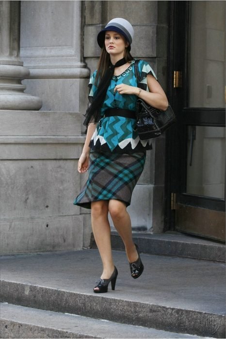 Blair Waldorf vestindo uma saia azul e conjunto de blusa com um laço amarrado no pescoço 