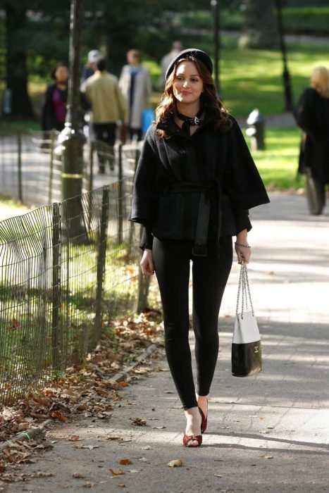 Blair Waldorf vestindo uma roupa preta 