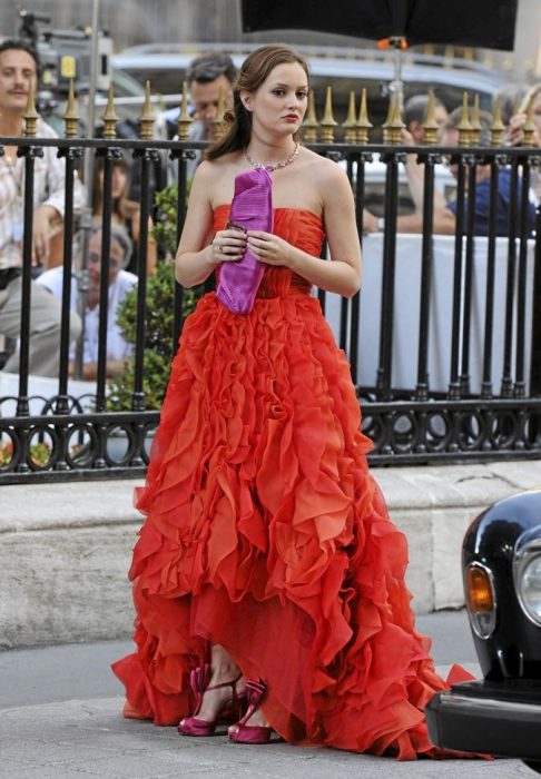 Blair Waldorf usando um vestido laranja com uma bolsa rosa e sapatos 