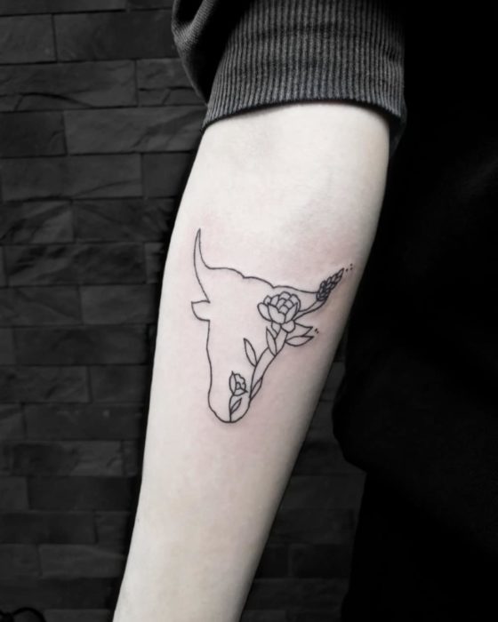 Tatuagem em tinta preta do signo de touro no antebraço