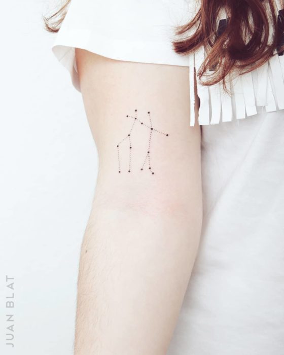 Tatuagem de constelação de Gêmeos apenas no antebraço