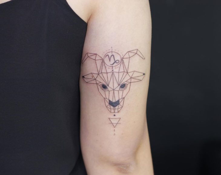Tatuagem do signo de Capricórnio na parte de trás do braço 