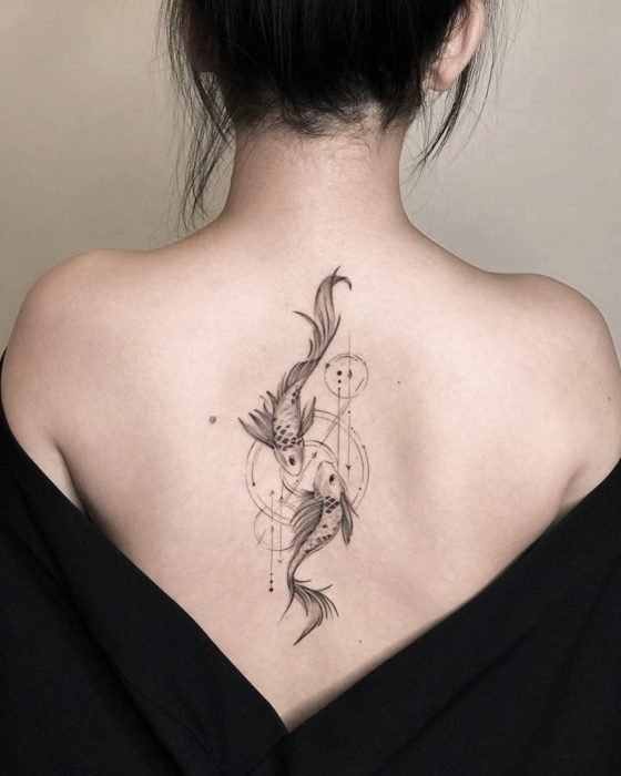 Tatuagem de tinta preta do pisicis, na parte superior das costas