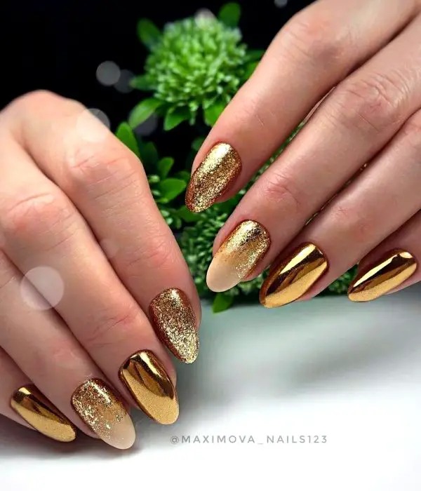 Manicure dourada para a festa de Ano Novo;  mãos com unhas compridas em formato de amêndoa 