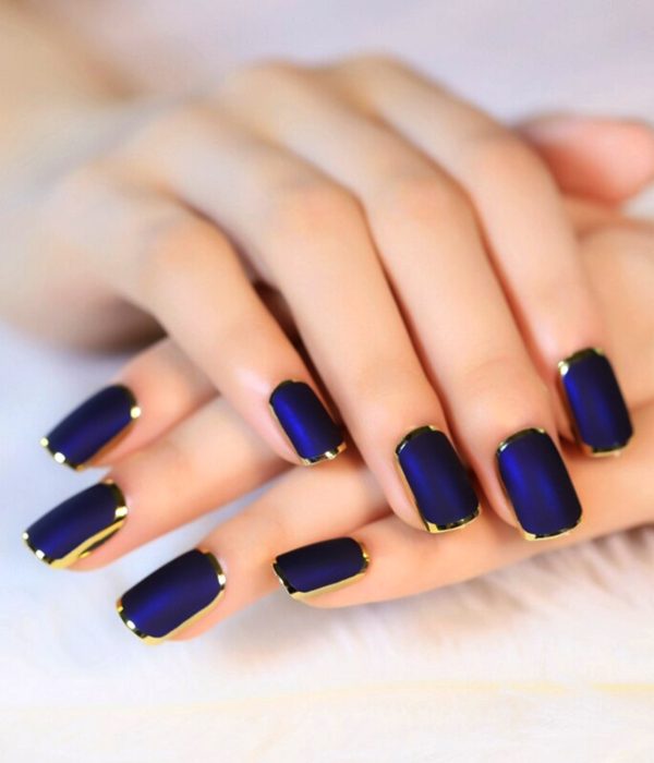 Manicure azul royal com bordas douradas para a festa de Reveillon;  unhas quadradas