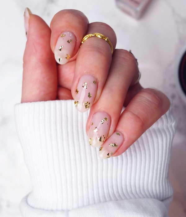 Manicure com detalhes dourados para a festa de Reveillon;  unhas compridas em formato de amêndoa