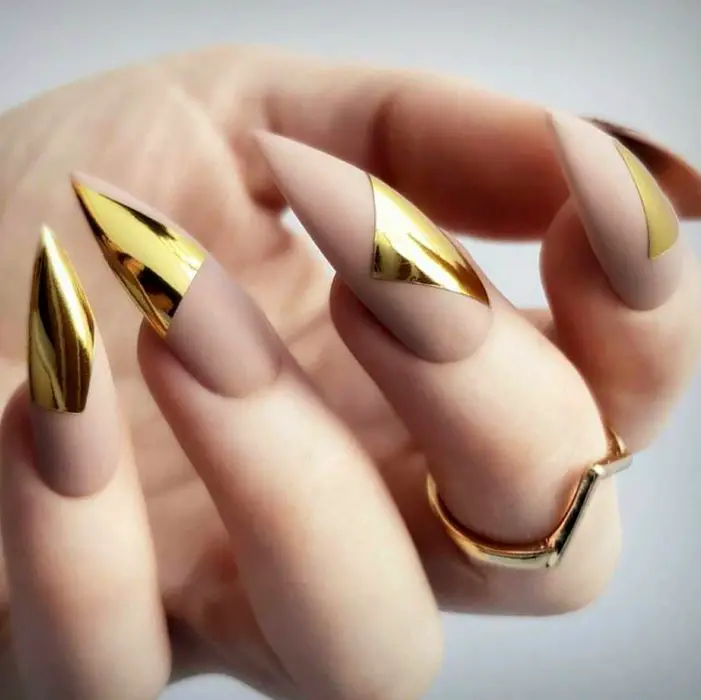 Manicure rosa com ouro para festa de Reveillon;  unhas de estilete compridas