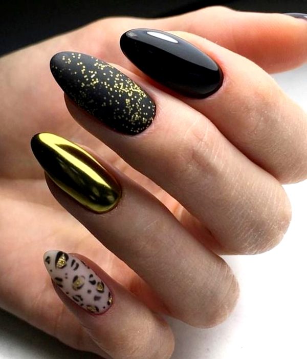 Manicure dourada para a festa de Ano Novo;  unhas com esmalte preto, brilhante, animal print