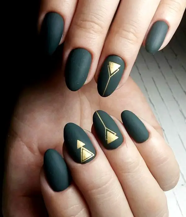Manicure verde com triângulos dourados para festa de Reveillon;  unhas em forma de amêndoa