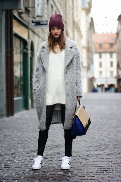 Menina vestindo uma roupa de inverno para se proteger do frio em 2018