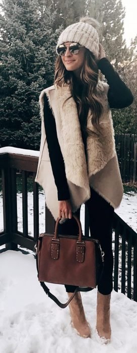 Menina vestindo uma roupa de inverno para se proteger do frio em 2018