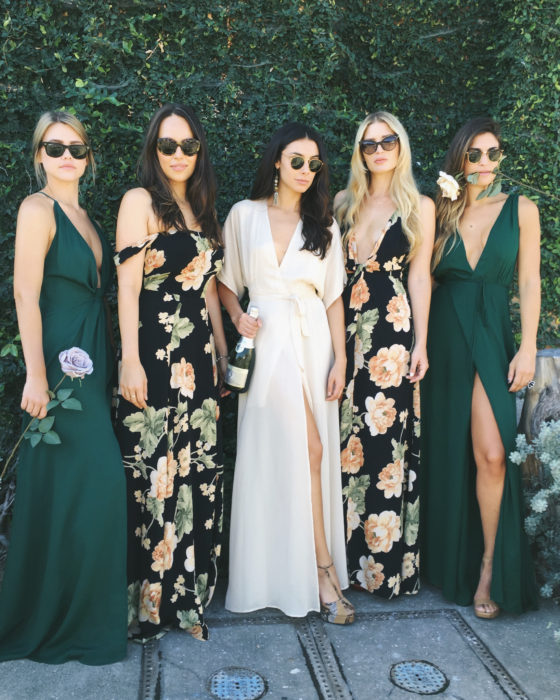 Meninas usando vestidos florais 
