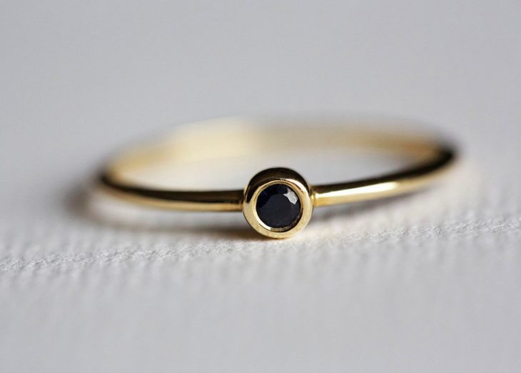 anel de noivado de pedra preta