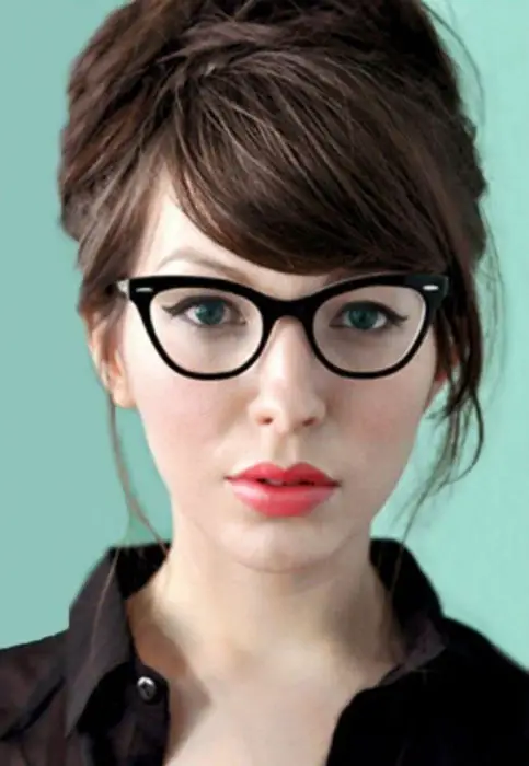 Garota posando para uma foto enquanto mostra seus pequenos óculos pretos estilo vintage 