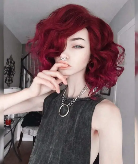 Rapariga com cabelo ruivo cor de vinho
