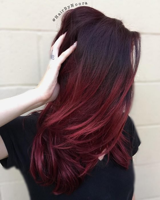 Rapariga com cabelo ruivo cor de vinho 