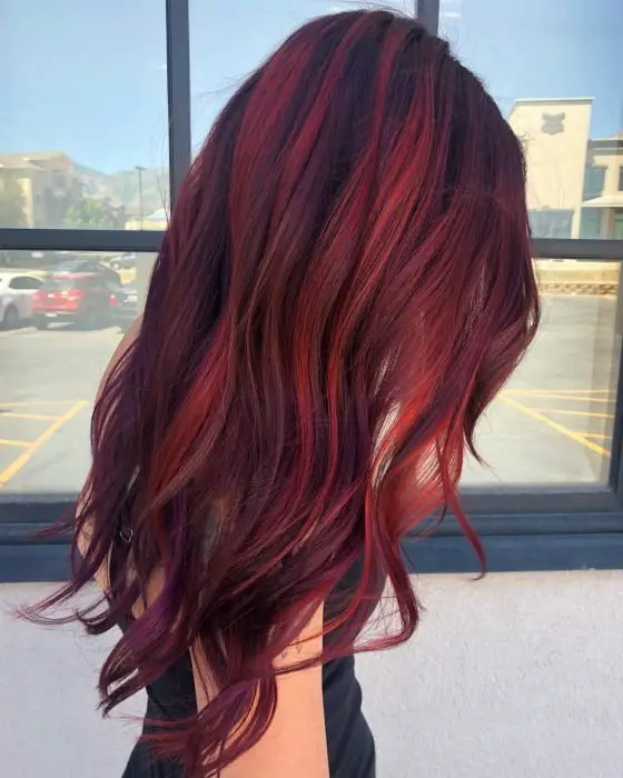 Rapariga com cabelo ruivo cor de vinho 