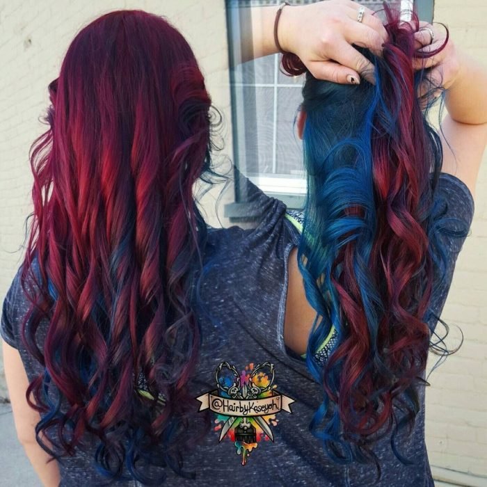 Menina com cabelo vermelho vinho e azul