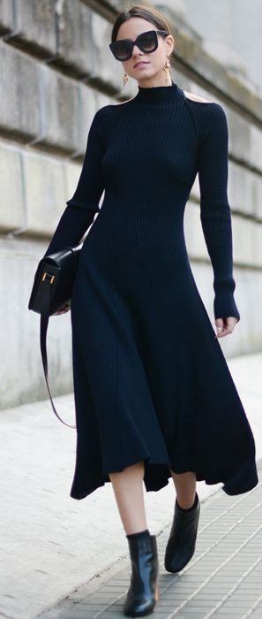 Garota caminhando com um vestido preto longo para o frio