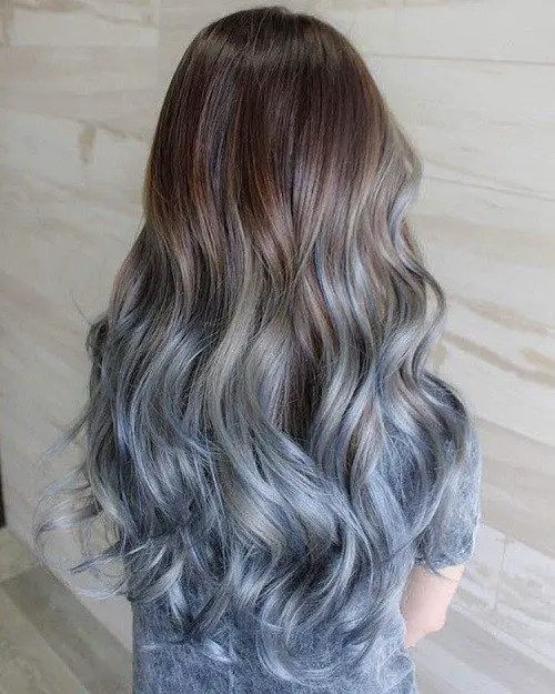 Garota por trás mostrando o cabelo com mechas azul-celeste