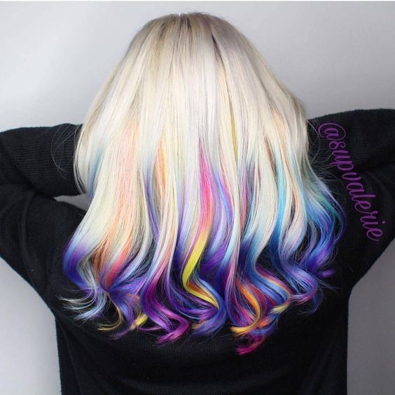 Garota por trás mostrando o cabelo com mechas coloridas 