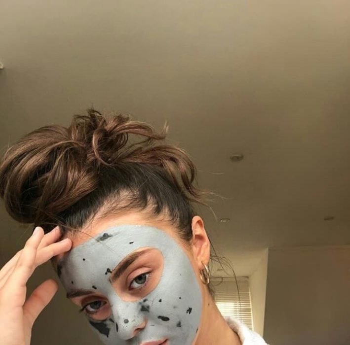 garota usando máscara de argila cinza na pele 