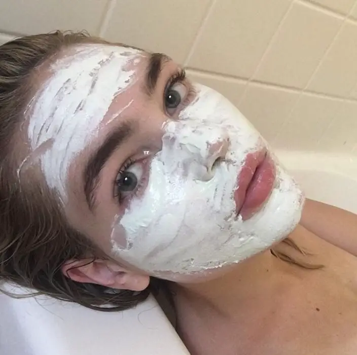 garota no banho com uma máscara no rosto 