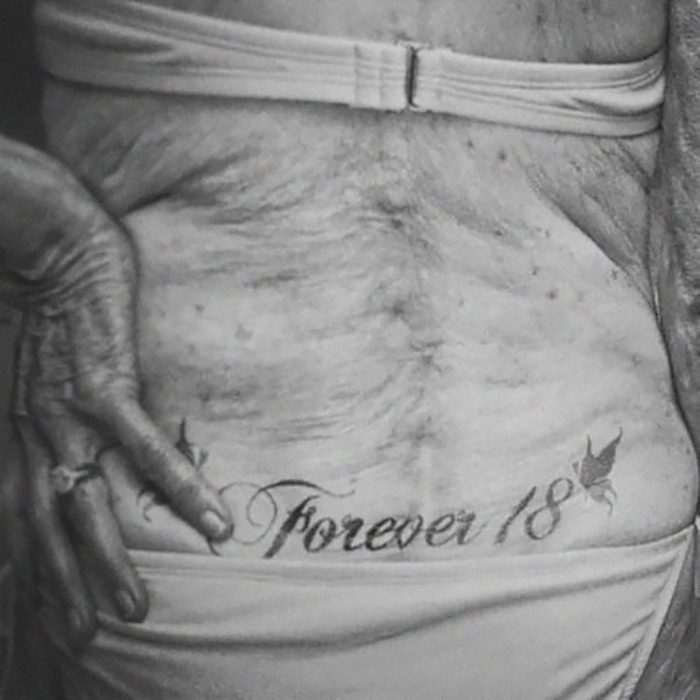 Tatuagem na parte inferior das costas de uma senhora idosa 