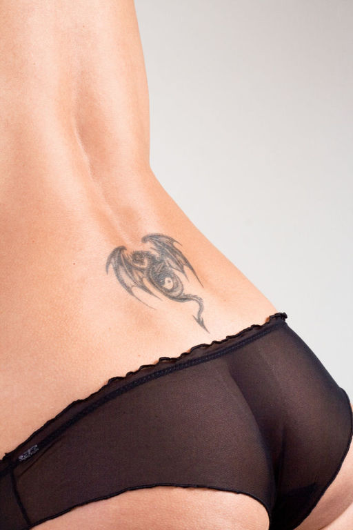 Tatuagens de dragão preto e branco para mulheres 