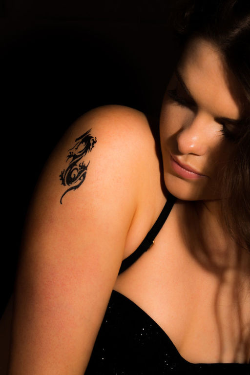 Tatuagens de dragão para mulheres tatuagens minimalistas 