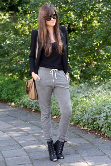 Menina vestindo calça cinza com blusa preta e sapatos de fita 