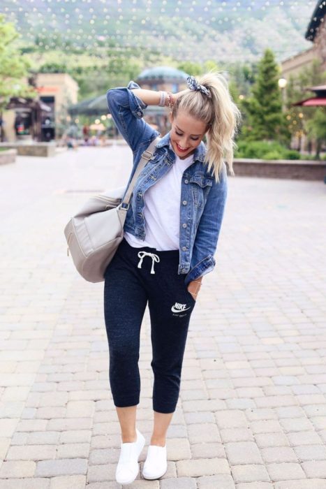 Menina vestindo calça de corrida e jaqueta jeans 