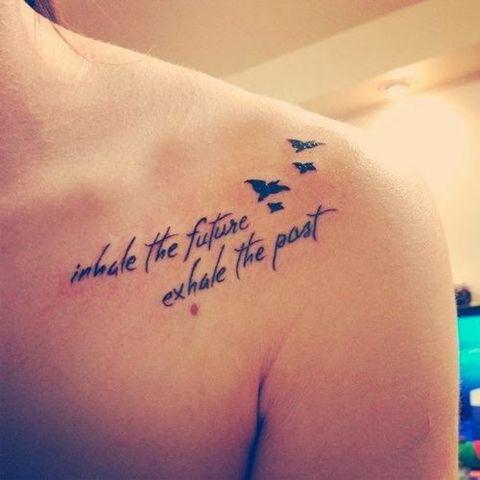 garota mostrando sua tatuagem de uma frase no ombro 